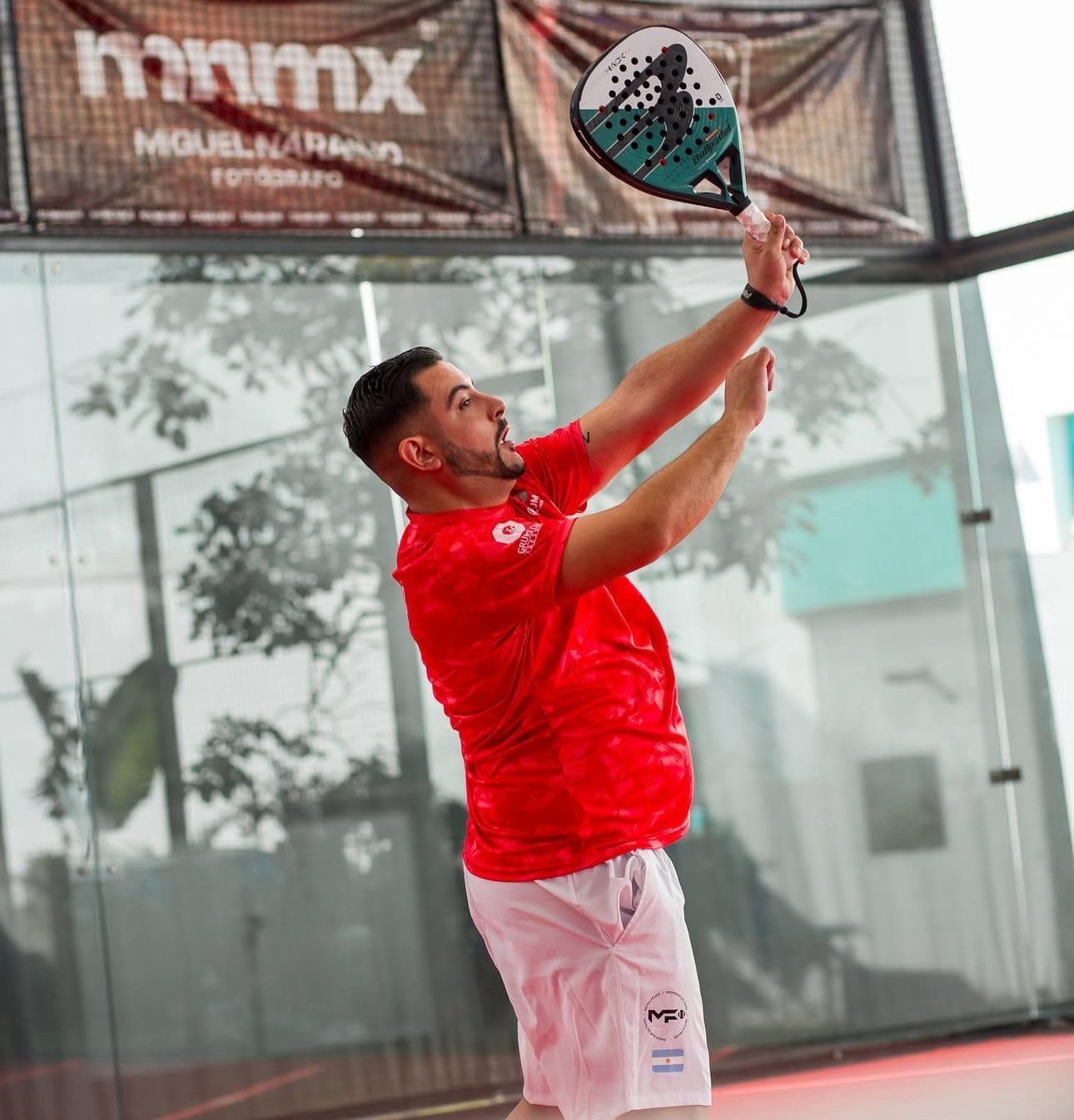 Milton Feijoó ejecutando un remate de pádel