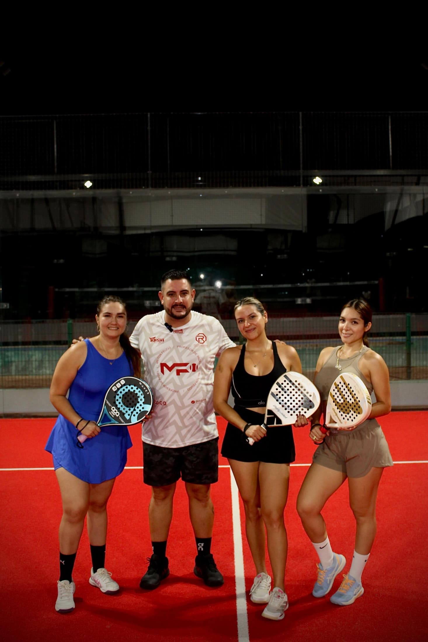 Clase grupal de pádel en Puerto Vallarta